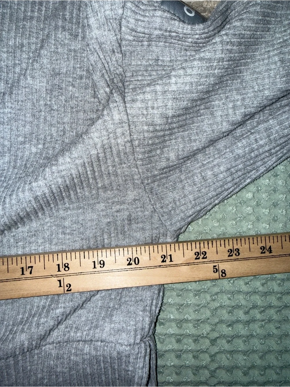 Alo Yoga Muse Hoodie Heather Gray Ribbed Knit Cropped Sweatshirt Womens Size S